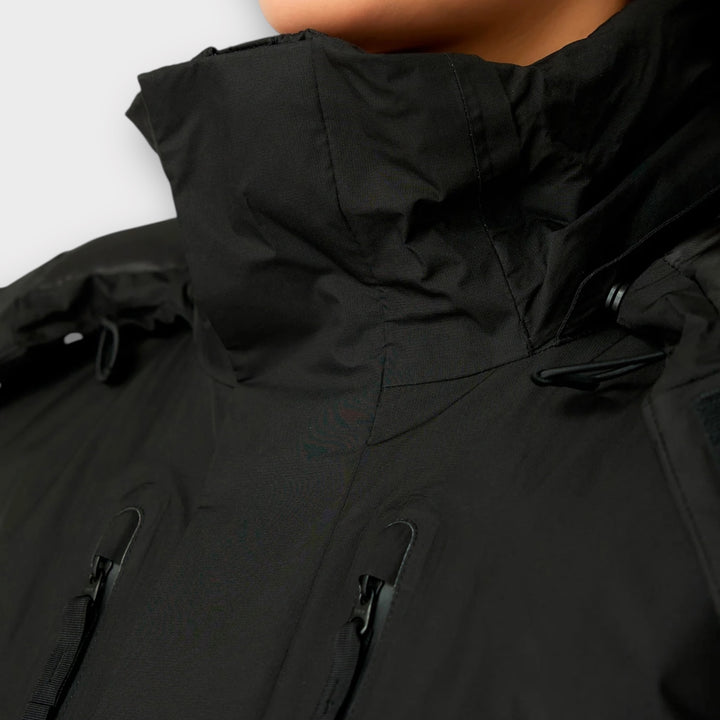 Snow Peak GORE-TEX Weatherproof Down Jacket i Sort, nærbillede af høj krave og hætte
