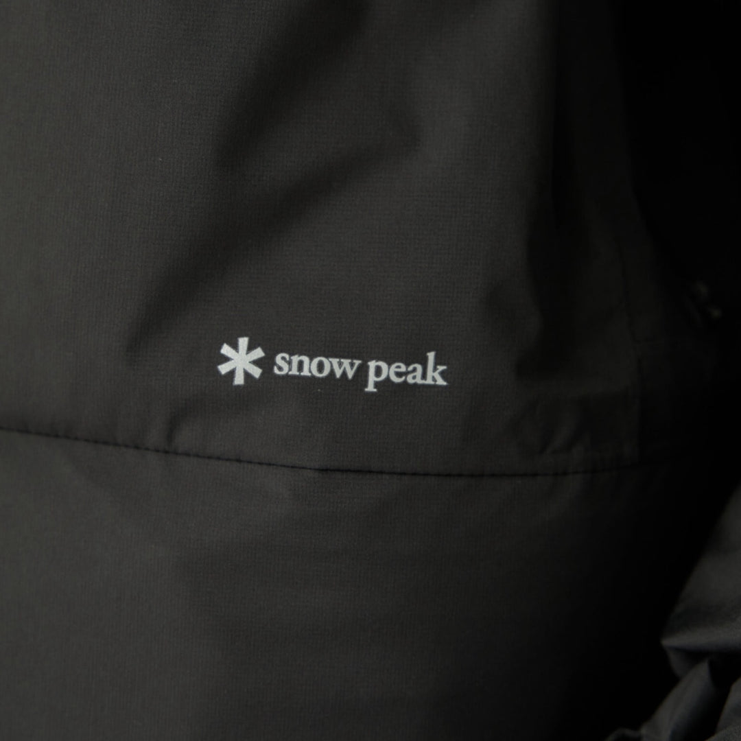 Snow Peak GORE-TEX Weatherproof Down Jacket i Sort, nærbillede af Snow Peak-logo