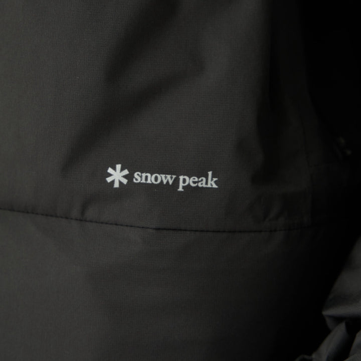 Snow Peak GORE-TEX Weatherproof Down Jacket i Sort, nærbillede af Snow Peak-logo