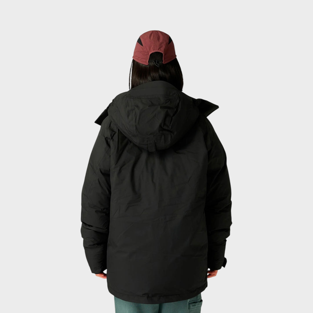 Snow Peak GORE-TEX Weatherproof Down Jacket i Sort, vist bagfra på model