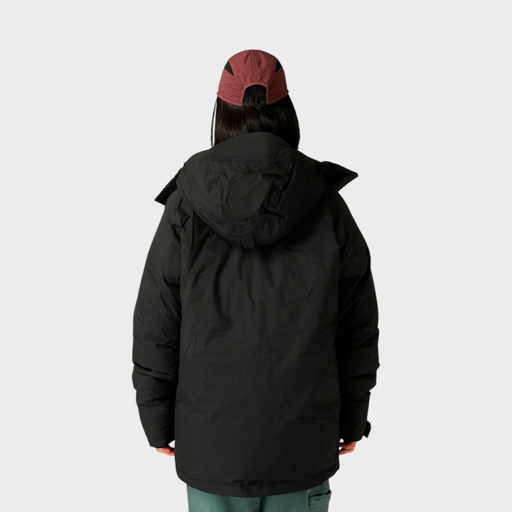 Snow Peak GORE-TEX Weatherproof Down Jacket i Sort, vist bagfra på model