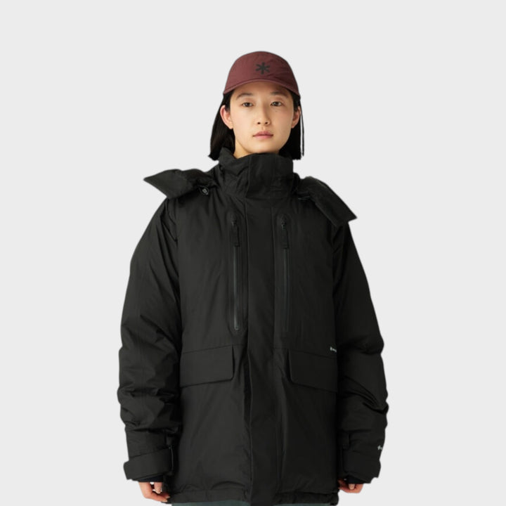 Snow Peak GORE-TEX Weatherproof Down Jacket i Sort, vist forfra på model