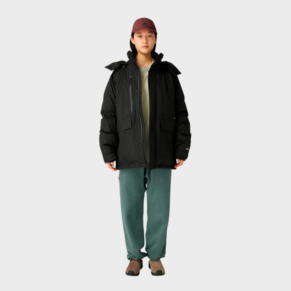 Snow Peak GORE-TEX Weatherproof Down Jacket i Sort, vist forfra på model i helfigur