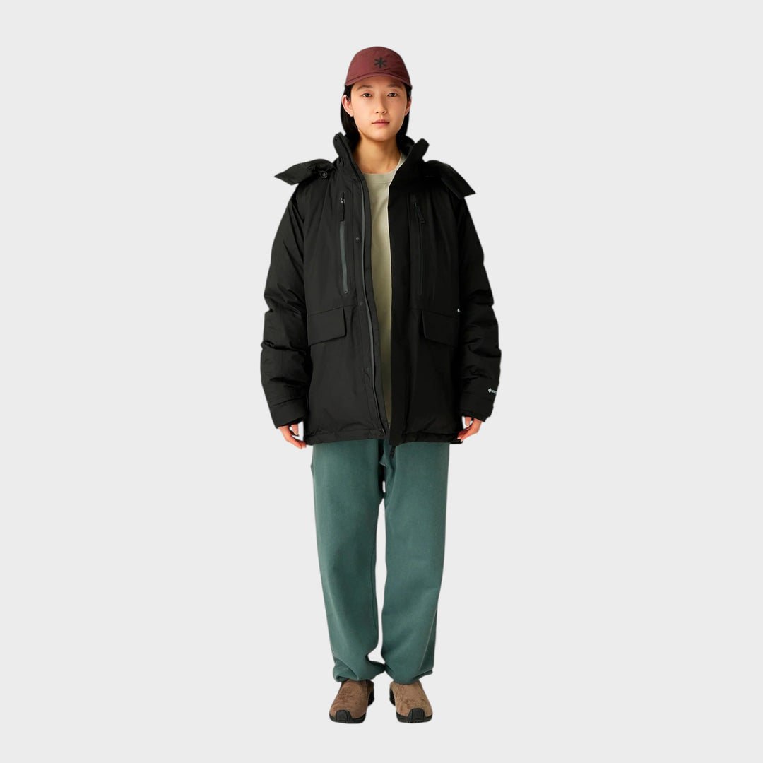 Snow Peak GORE-TEX Weatherproof Down Jacket i Sort, vist forfra på model i helfigur