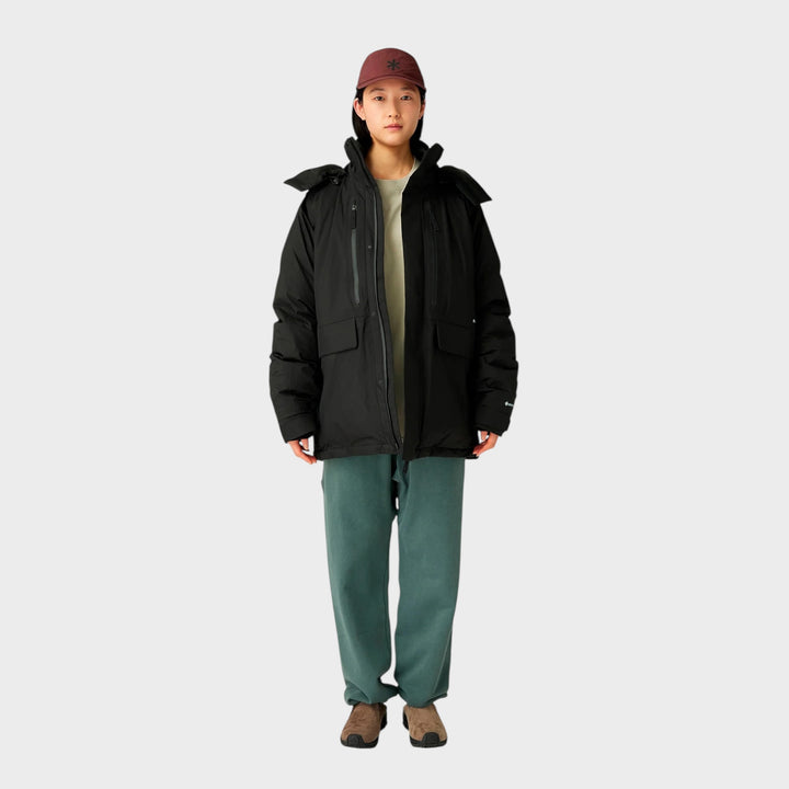 Snow Peak GORE-TEX Weatherproof Down Jacket i Sort, vist forfra på model i helfigur