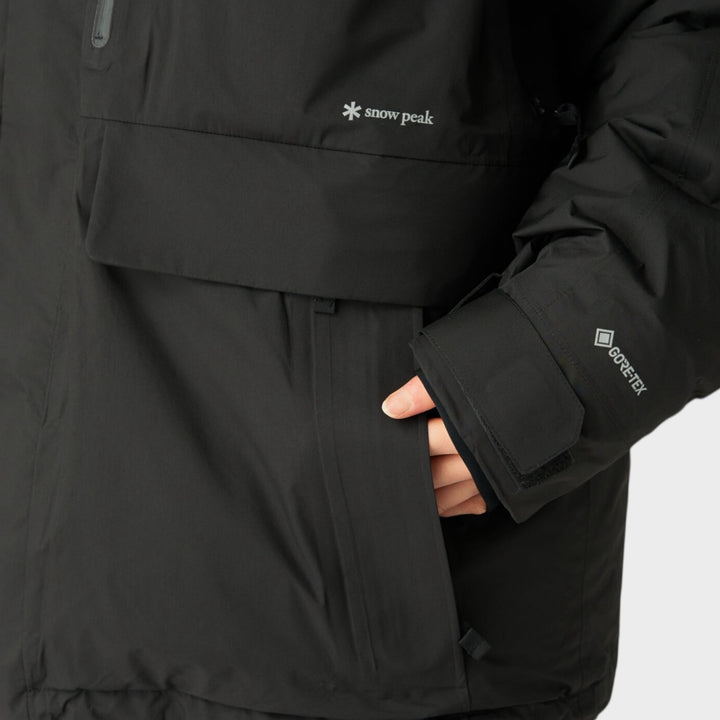 Snow Peak GORE-TEX Weatherproof Down Jacket i Sort, nærbillede af sidelomme og ærme