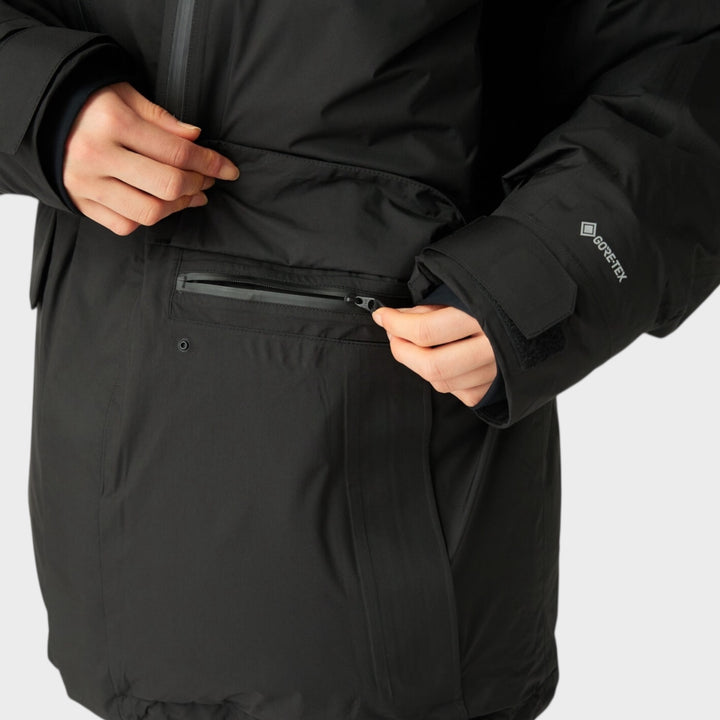Snow Peak GORE-TEX Weatherproof Down Jacket i Sort, nærbillede af lynlås i siden