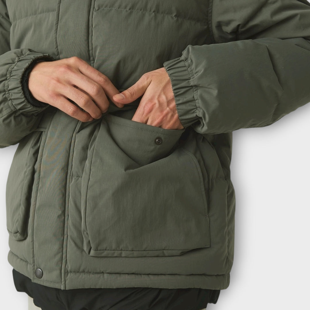 Herre dunjakke Snow Peak Everyday i farven Charcoal sideprofil