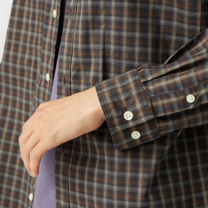 Detalje af knapper og brystlomme på brun Snow Peak skjorte