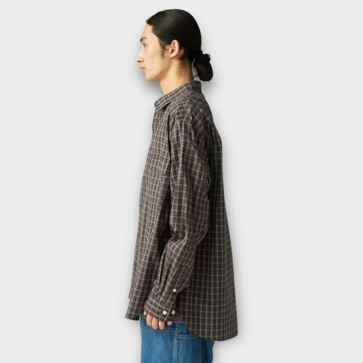 Nærbillede af tern og stof på brun Snow Peak skjorte