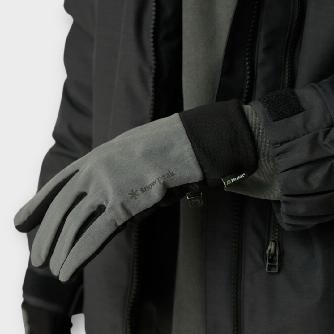 Bagside af Snow Peak Polartec Power Stretch Handsker i grå