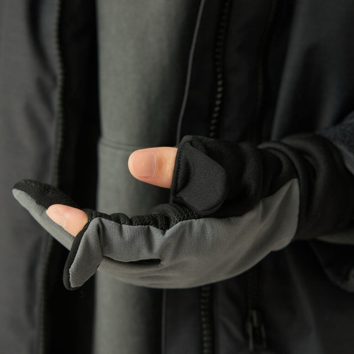 Detalje af materiale og syninger på grå Snow Peak handsker