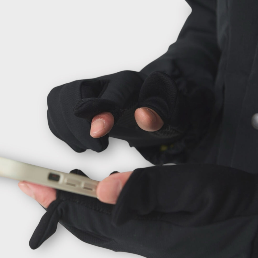 Grå Snow Peak handsker brugt i outdoor-look