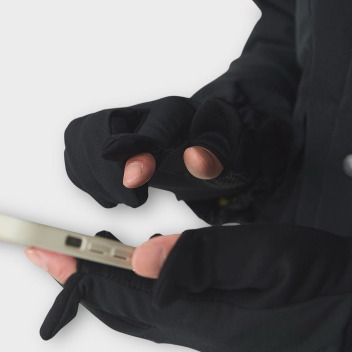 Grå Snow Peak handsker brugt i outdoor-look