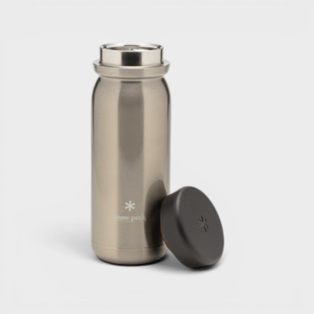 Snow Peak Stainless Vacuum Bottle med minimalistisk design.
