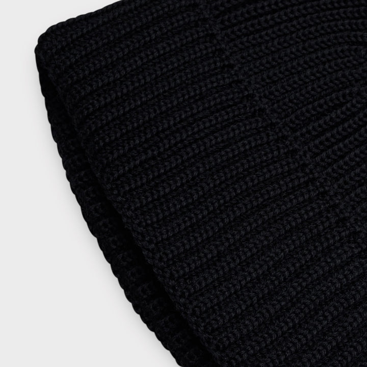 S.N.S. Herning Fender beanie i sort farve.