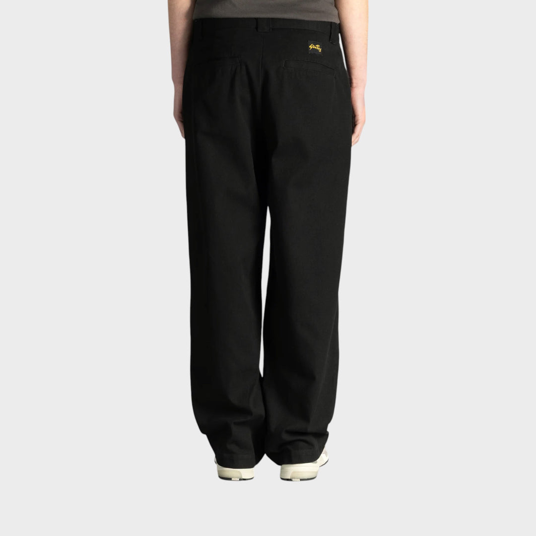 Stan Ray A Pant i Black Canvas vist bagfra på model med logomærke over baglommen