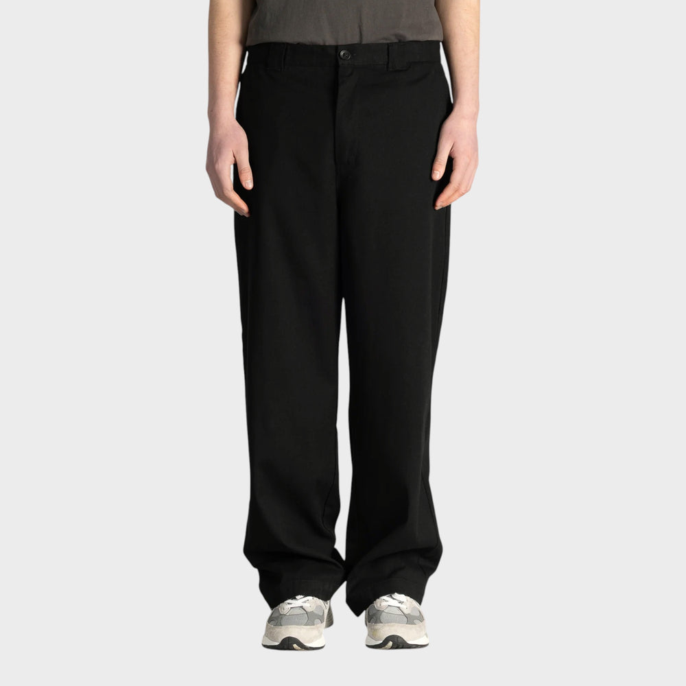 Stan Ray A Pant i Black Canvas vist forfra på model med sneakers