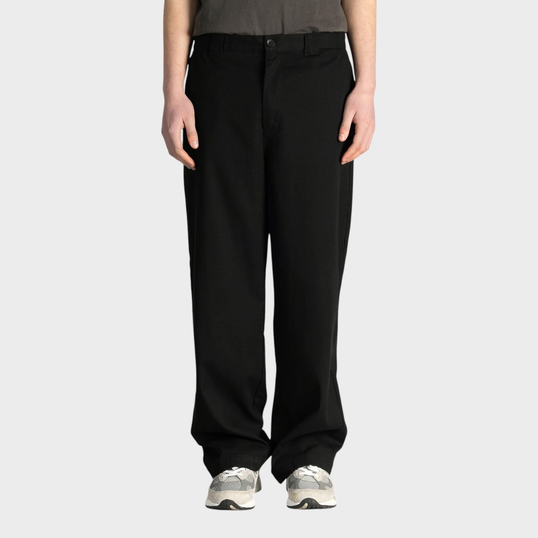Stan Ray A Pant i Black Canvas vist forfra på model med sneakers