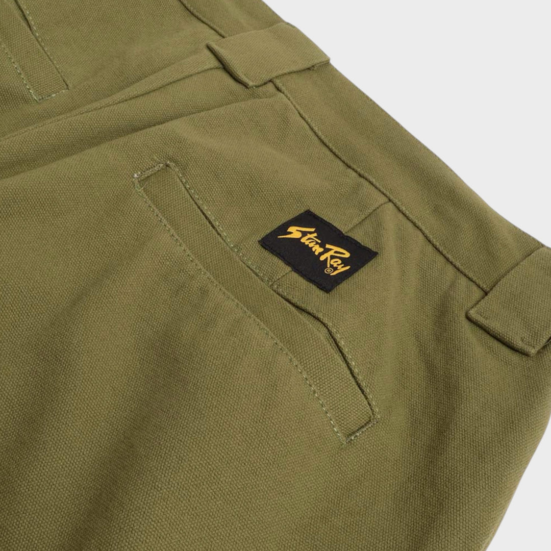 Skråt nærbillede af baglomme, linning og Stan Ray-logomærke på A Pant i Olive Canvas