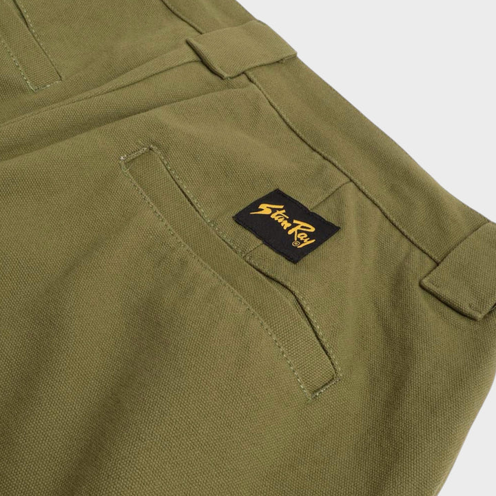 Skråt nærbillede af baglomme, linning og Stan Ray-logomærke på A Pant i Olive Canvas