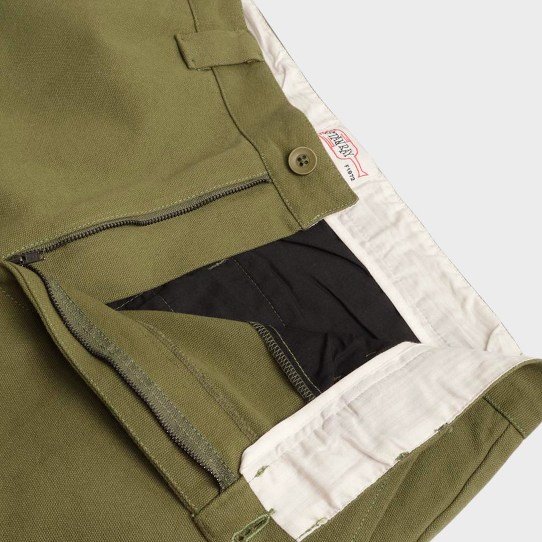 Detalje af linning, knap og åben gylp på Stan Ray A Pant i Olive Canvas