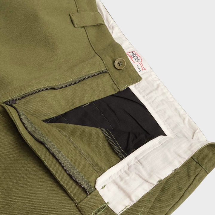 Detalje af linning, knap og åben gylp på Stan Ray A Pant i Olive Canvas