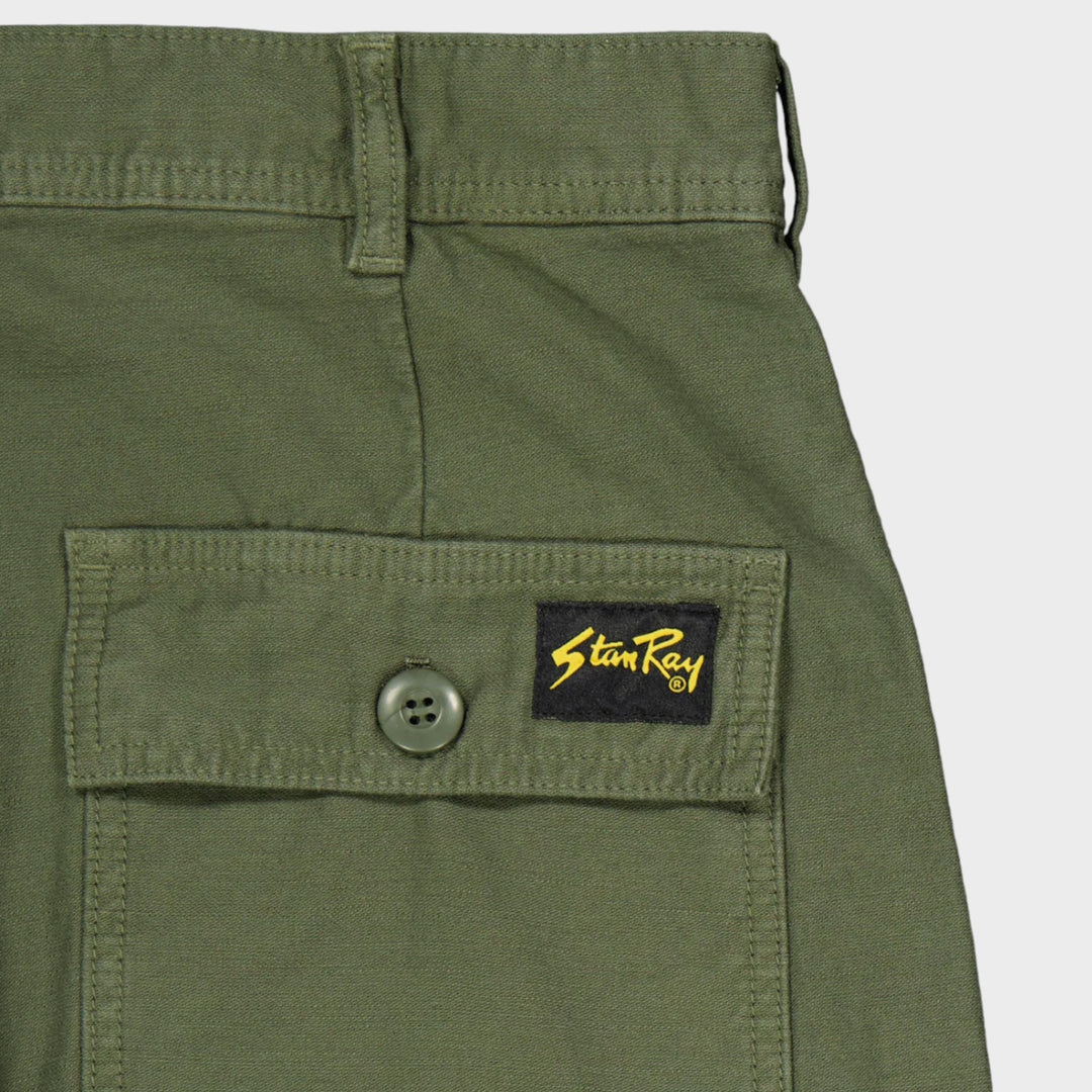 Nærbillede af baglomme med knap og vævet Stan Ray-logomærke på Fat Pant i Olive Sateen