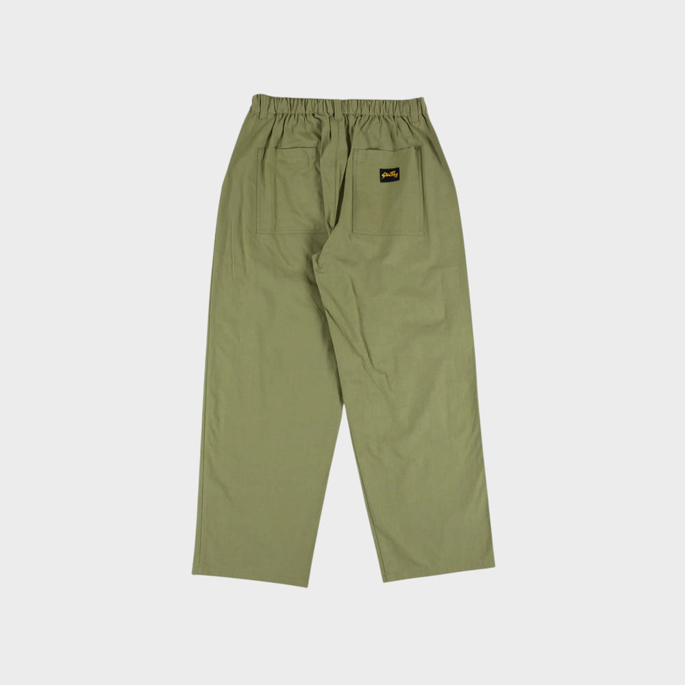 Stan Ray Jungle Pant i Olive Canvas set bagfra med påsyet lomme og vævet logomærke