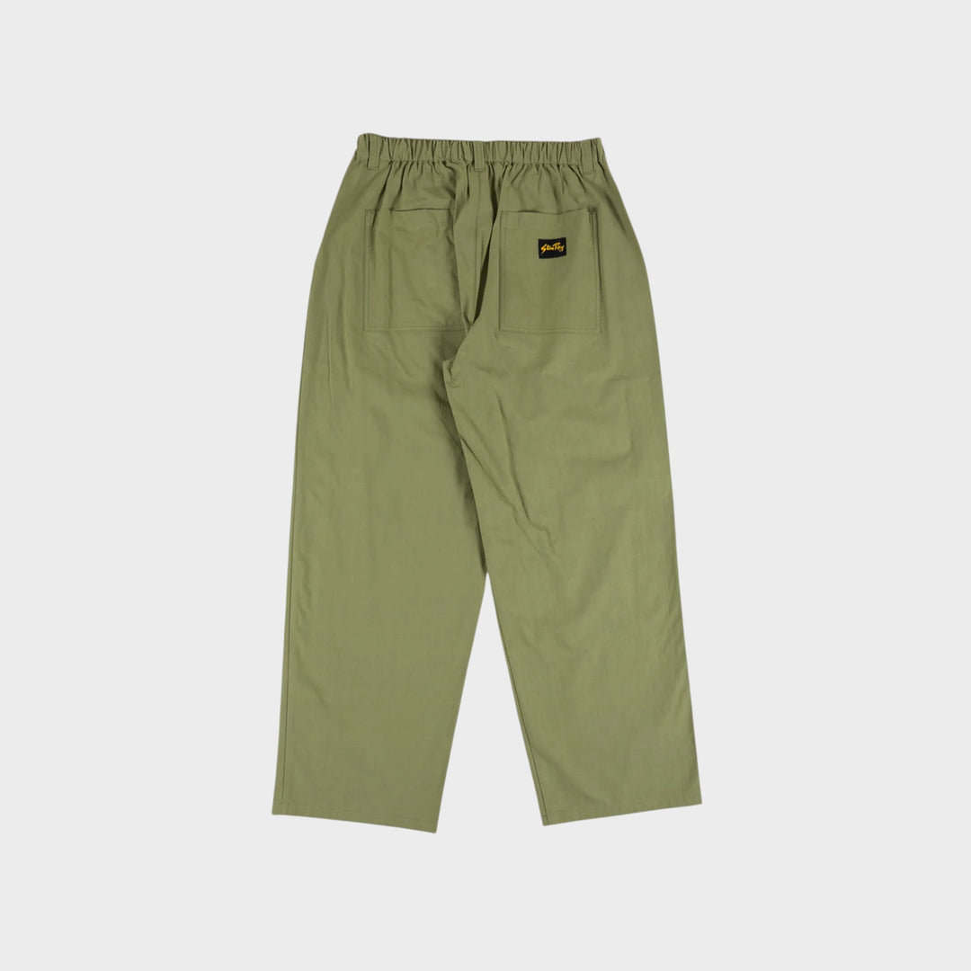 Stan Ray Jungle Pant i Olive Canvas set bagfra med påsyet lomme og vævet logomærke
