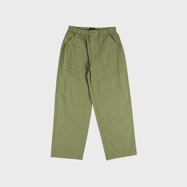 Stan Ray Jungle Pant i Olive Canvas set forfra med elastisk linning og store påsyede lommer