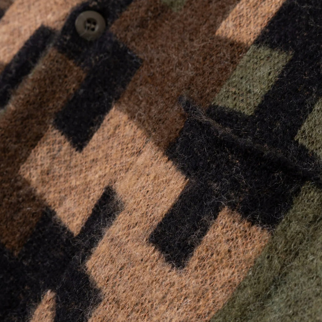 Nærbillede af knaplukning, lomme og strikket camouflagemønster på Stan Ray Knitted Cardigan