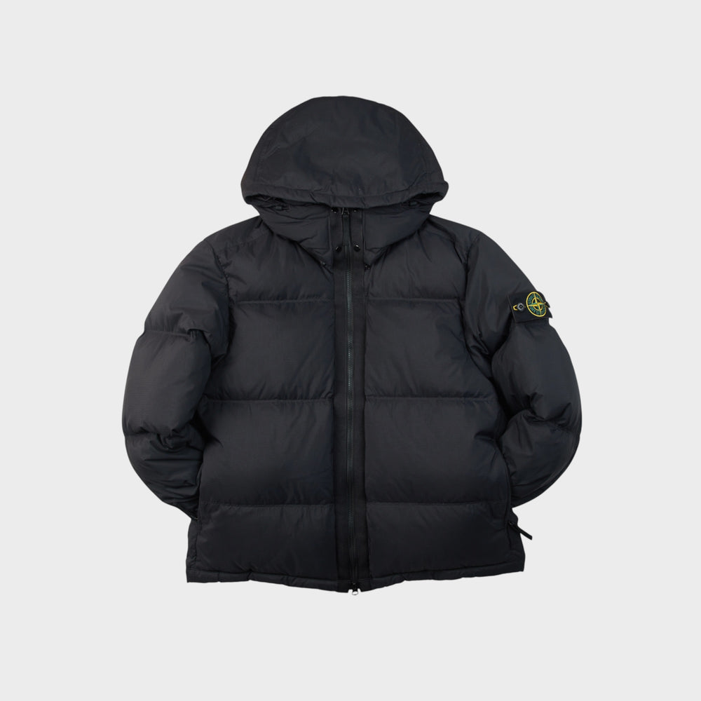 Stone Island CORDURA dunjakke i Sort set forfra med hætten oppe