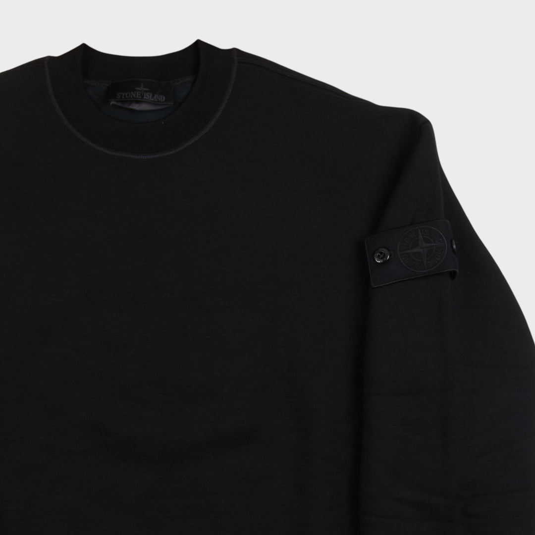 Close-up af ribstrikket krave og tonalt Ghost Compass Badge på Stone Island crewneck