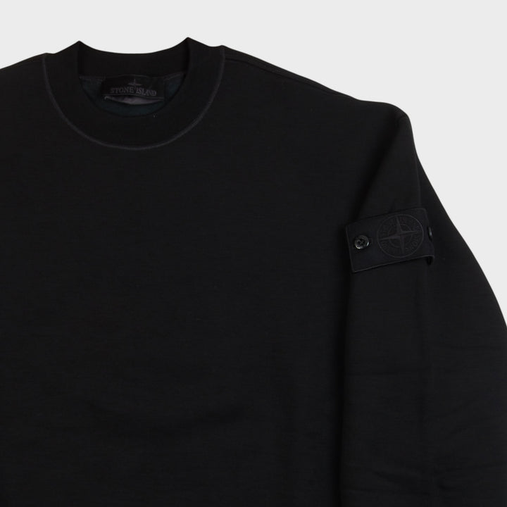 Close-up af ribstrikket krave og tonalt Ghost Compass Badge på Stone Island crewneck