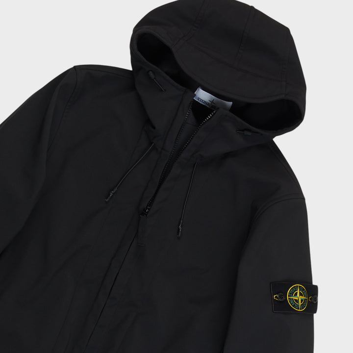 Close-up af hætte og Compass Badge på Stone Island Soft Shell-R Jakke i Sort