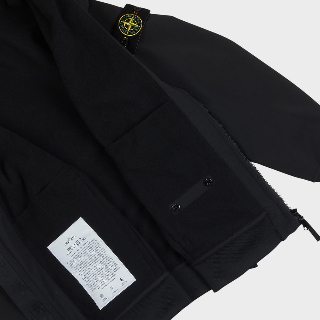 Indvendig detalje af Stone Island Soft Shell-R Jakke med lomme og produktlabel
