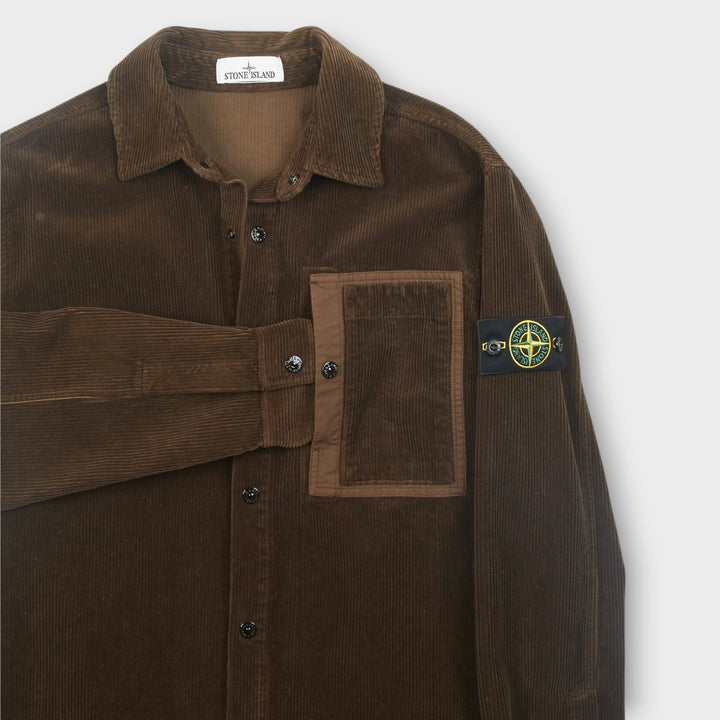 Detalje af brystlomme og Compass Badge på Stone Island Corduroy Overshirt i Brown