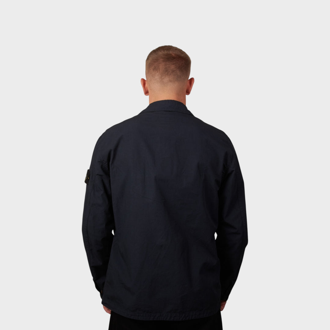 Model iført Stone Island Canvas Overshirt i navy set bagfra.