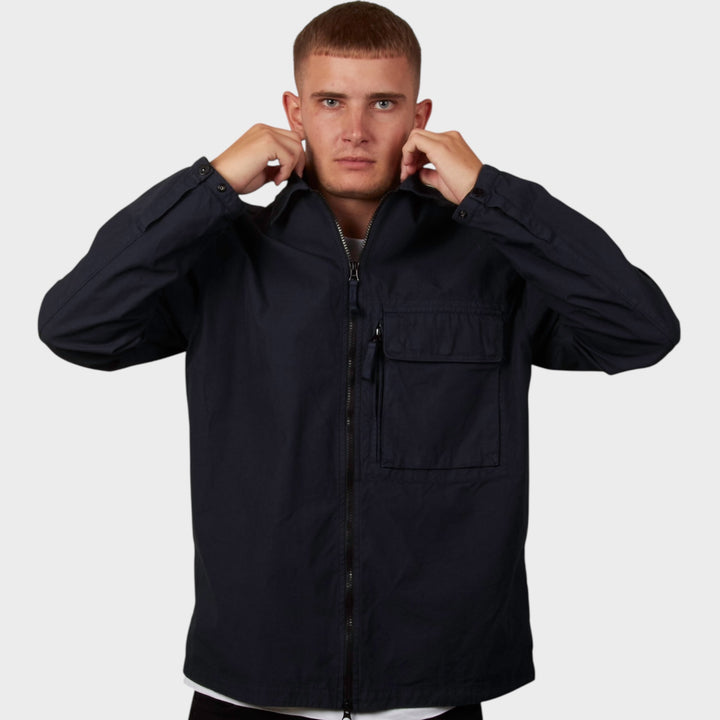 Model iført Stone Island Canvas Overshirt i navy, frontpose med afslappet stil.