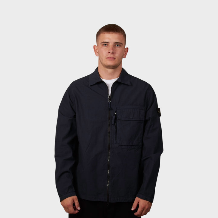 Model iført Stone Island Canvas Overshirt i navy set forfra