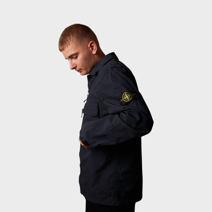 Model iført Stone Island Canvas Overshirt i navy set fra siden i en let vinklet position.