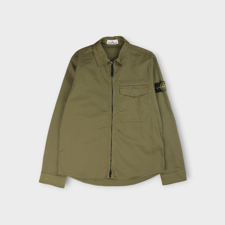 Stone Island olive overshirt i canvas med lynlås og badge på ærmet