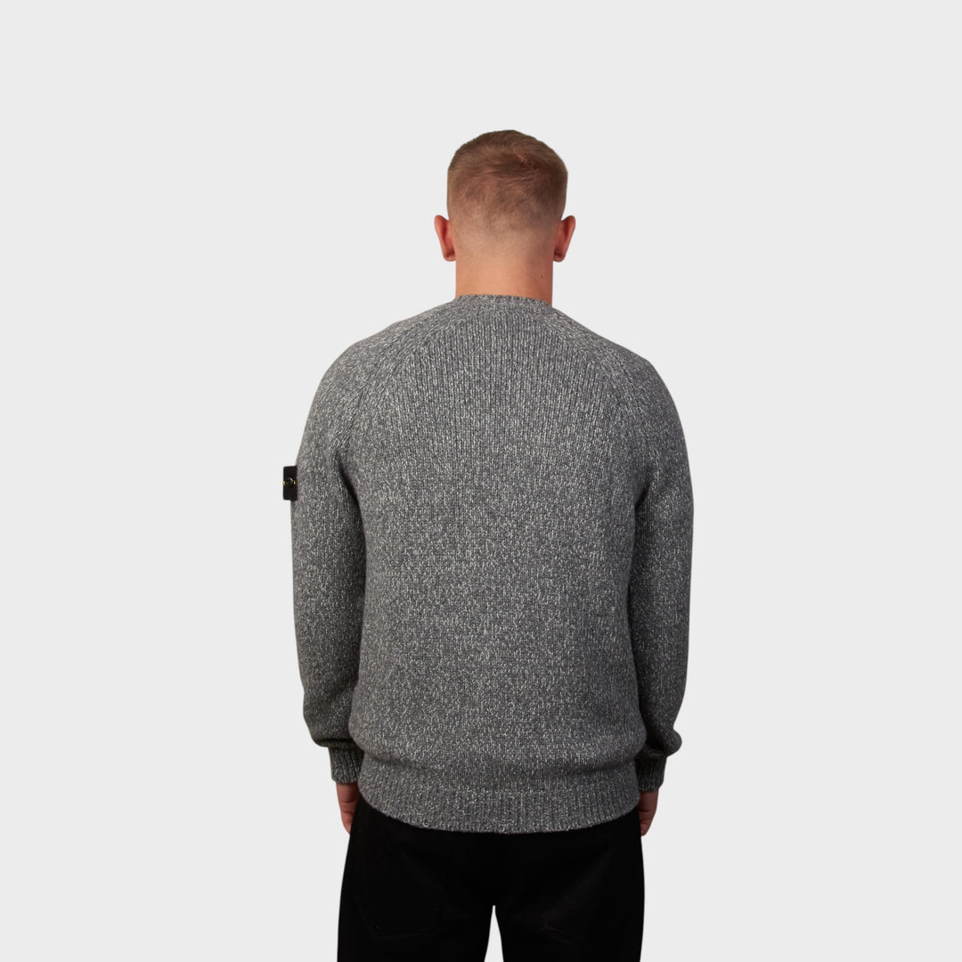 Model iført Stone Island Crewneck Jumper i Cement Melange set bagfra.