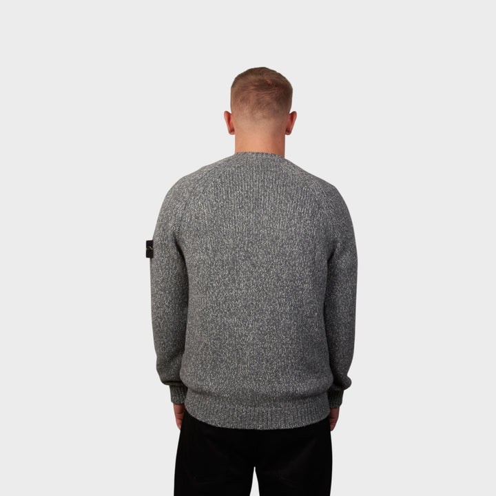Model iført Stone Island Crewneck Jumper i Cement Melange set bagfra.
