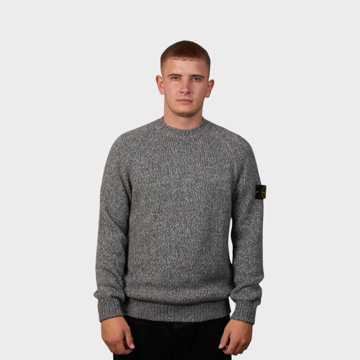 Model iført Stone Island Crewneck Jumper i Cement Melange graa set forfra.