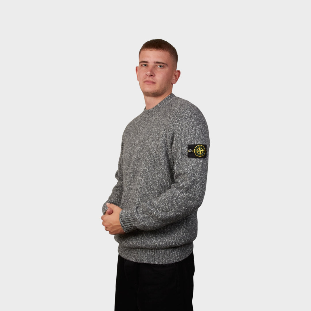 Model iført Stone Island Crewneck Jumper i Cement Melange set fra siden.