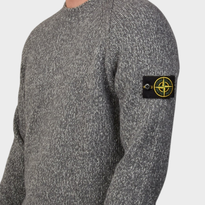 Detaljebillede af Stone Island Crewneck Jumper i Cement Melange set fra siden, med fokus på tekstur og logo.