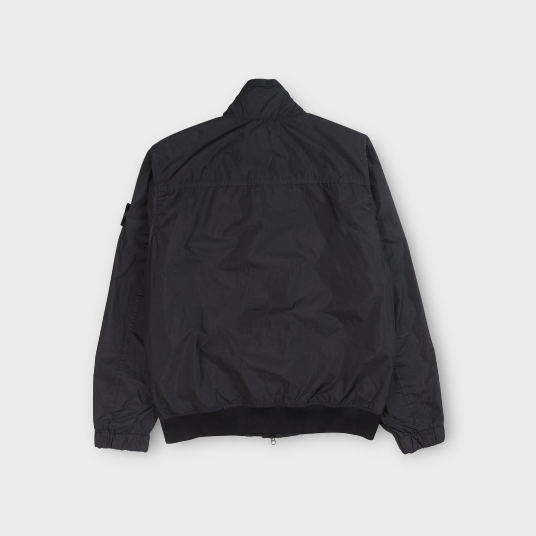 Stone Island Crinkle Reps Nylon Jacket i Navy set bagfra med ren silhuet.
