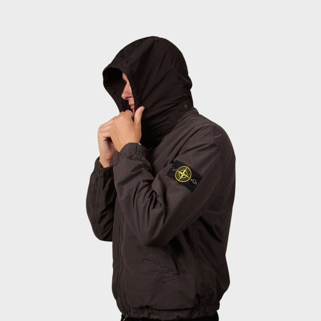 Detalje af den skjulte hætte med snøre og hagespænde på Stone Island David Light-TC I Lead Grey jakke.